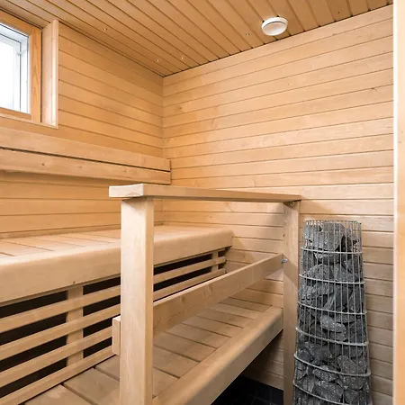 Saunalla Ja Ulkoporealtaalla * Espoo